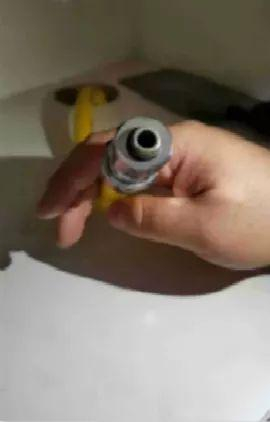 断开的燃气管。“黑猫投诉”供图