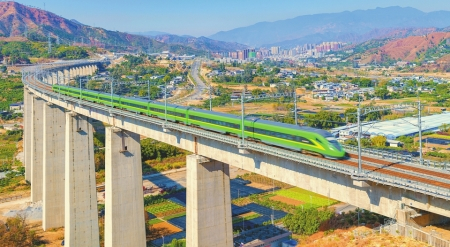 “绿巨人”CR200J型动车组动车驶出攀枝花南站。刘家成摄