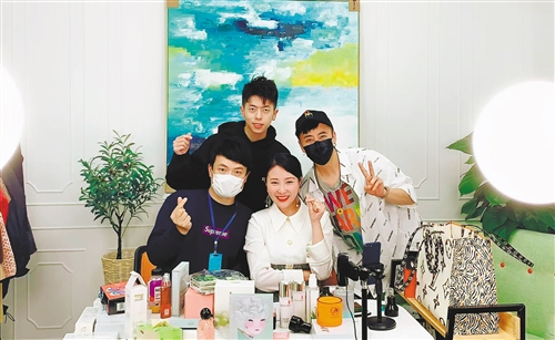 网络直播主播于海宁（前排中）与同行在直播间合影。 （受访者供图）