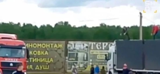 社交媒体视频显示，伊尔库茨克州几名男子正爬上一辆卡车车顶。图源：Telegram平台“SHOT”频道发布视频截图