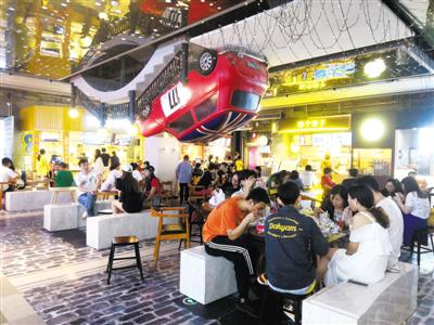 夜里11点，深夜食堂聚集很多年轻人。