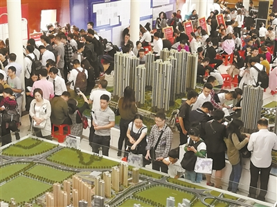 2018年5月7日，长沙市某楼盘开盘，市民在选购心仪的房子。湖南日报记者 傅聪 摄