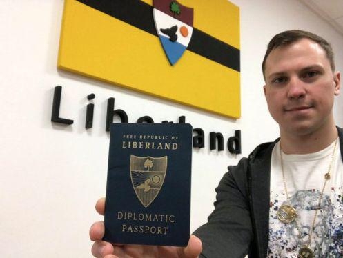 手持自由之城护照的Daniel Dabek