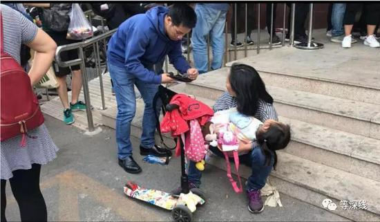 抱着孩子来办理落户手续的人们 &nbsp; &nbsp;&nbsp;《等深线》记者 张晓迪 摄影