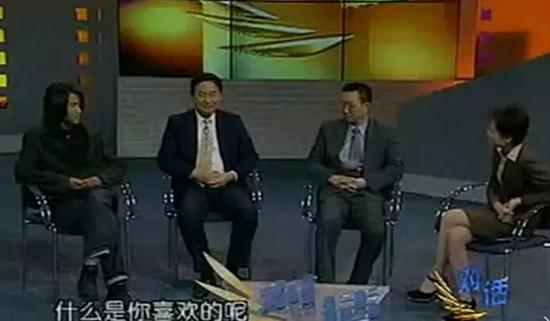 图：韩寒（左一）参加央视节目《对话》