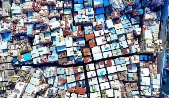 福田中心区的岗厦村，村民自建的6-7层楼房达到近千栋。（报告附图）