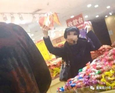 ▲导游在特产店介绍北京烤鸭。新京报记者 吴采倩&nbsp;摄