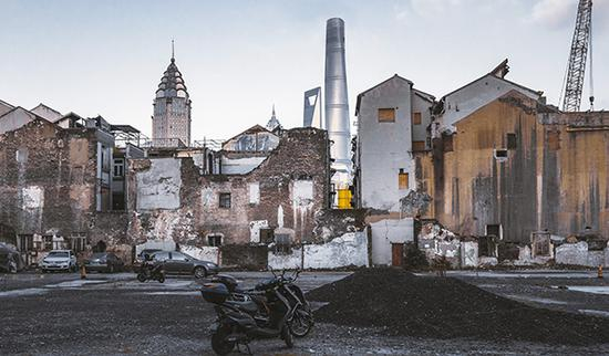 2017年10月，在上海外滩，一处正在拆闲的空地废墟与背景陆家嘴参天大楼的形成鲜明对比