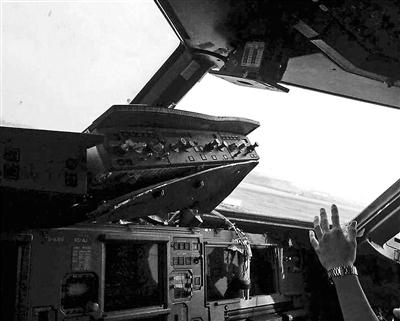 飞行控制面板右侧1/3脱落