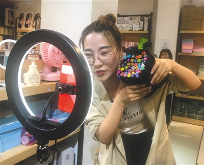 正在直播卖货的店主。新京报记者 王昱倩 摄