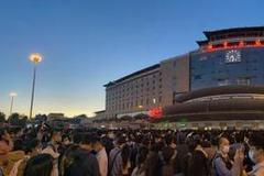 昨天，很多人的五一假期，结束在了北京西站
