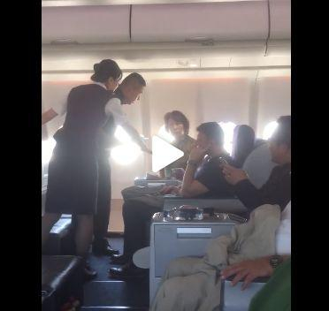 机组人员正在安抚该女性乘客 图：李亚玲所拍摄视频截图