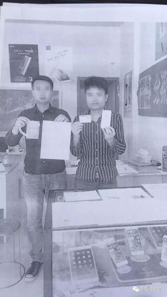 ▲2018年7月，近400名大学生因未按时偿还网络校园贷被告上法庭。借款前，网贷公司曾要求借款人手持身份证、借款合同等拍照。受访者供图