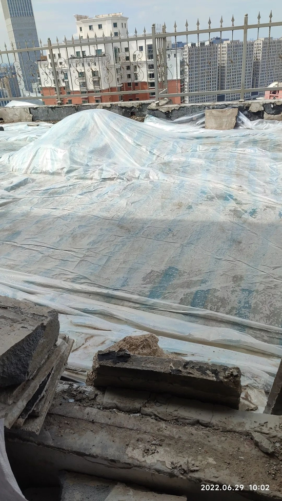 　违建拆除部分仅用防水布进行了苫盖。（受访者供图）