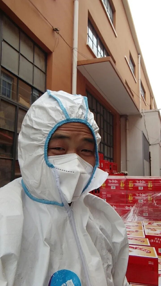 　穿着防护服的货车司机李恺