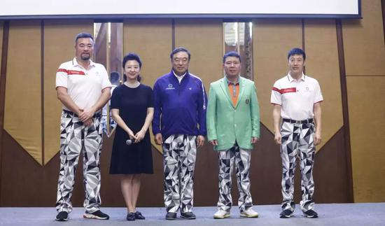 从左至右：中国企业家高尔夫球队副队长张岷、中国企业家俱乐部秘书长程虹、中国企业家俱乐部理事长、球队荣誉队长马蔚华、中国企业家高尔夫球队队长王均豪、中国企业家高尔夫球队副队长俞春雷