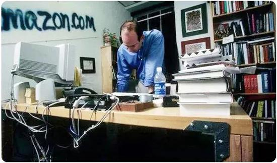 贝索斯的一张早期的办公室照片