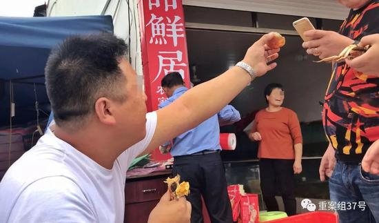 ▲9月3日，苏州新蟹王市场，一微商在蟹铺前直播卖“正宗阳澄湖大闸蟹”，但此时尚未开湖。