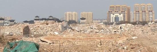 拆迁过后，湖里村原址至今一片残垣断壁