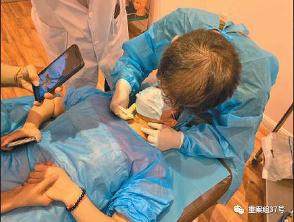 ▲培训过程中，一名学员为另一名学员注射人体血清，学员间握着手安慰。新京报记者&nbsp;李明&nbsp;摄