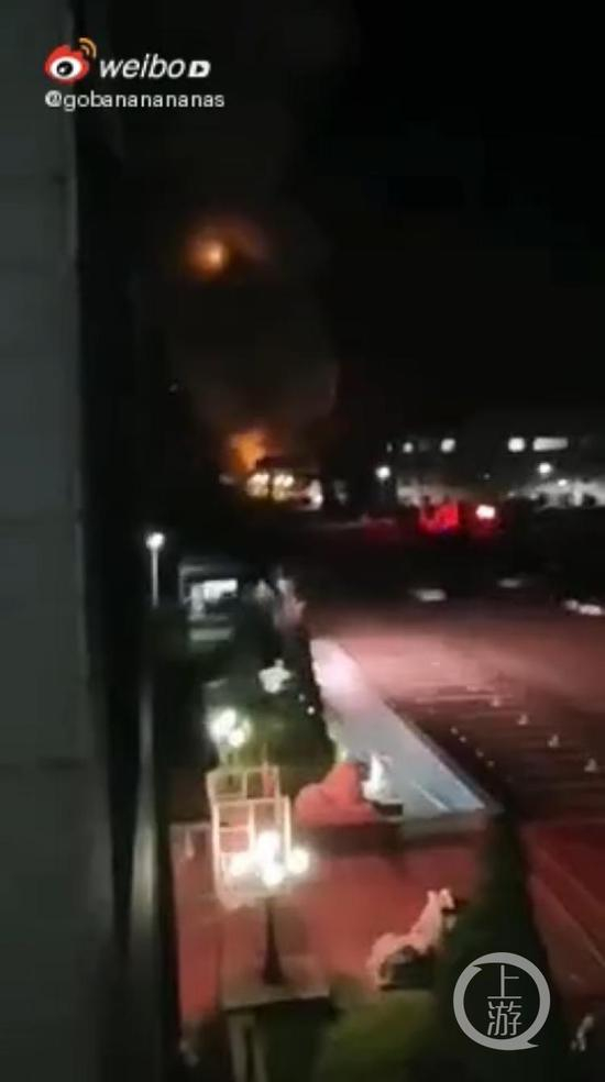  ▲爆炸发生后，现场伴随着火光和浓烟。微博截图