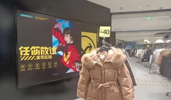 图/昔日屈臣氏西直门凯德店，现已成为特卖场，墙上广告还未拆下 　　来源/燃次元拍摄