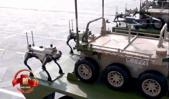 “机器狼”无人战车。据央视视频截图