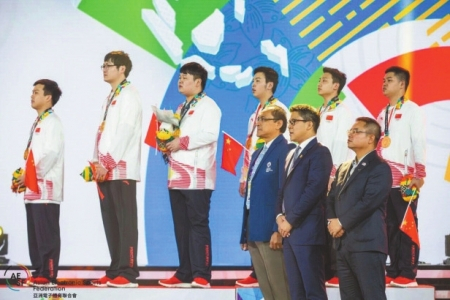 2018年雅加达亚运会上AOV项目中国队选手夺冠（左二为队长老帅）。