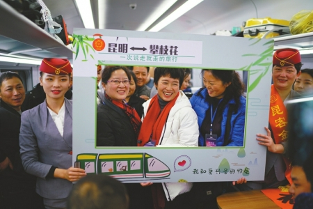 乘客在动车上拍照留念。