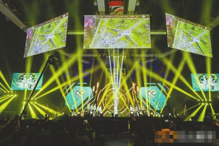 万人观战王者荣耀冬冠杯总决赛。