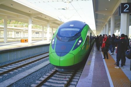 首发的CR200J复兴号动车组。