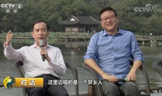 ▲丁磊与张勇展开对话