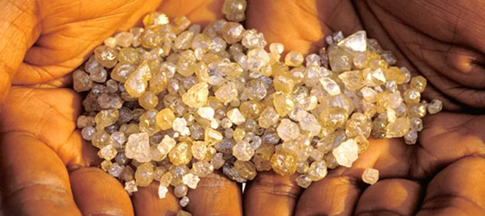 © Panos图片 |&nbsp;在刚果民主共和国姆布吉马伊附近发现的钻石原石。储量巨大且种类丰富的矿产资源是刚果（金）持续冲突的原因之一