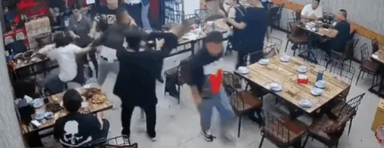 　（图源：唐山打人事件视频截图，画面中间黑衣女子疑似为店主参与劝架中）