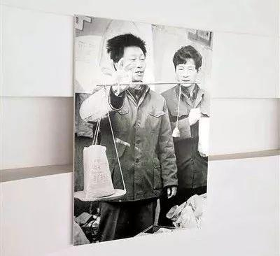 　年广久（左一）在卖瓜子