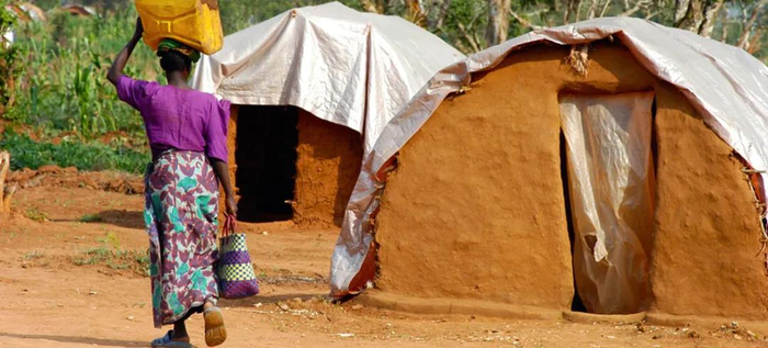 © 世界粮食计划署图片 |&nbsp;一名妇女行走在大湖区卢旺达首都基加利以东约三小时的卡吉约安置村