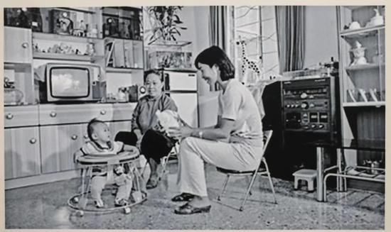 深圳，渔民村，八十年代初。全国第一个万元户村。邓锦辉家，妻子和大儿子还有保姆。新京报记者浦峰 摄