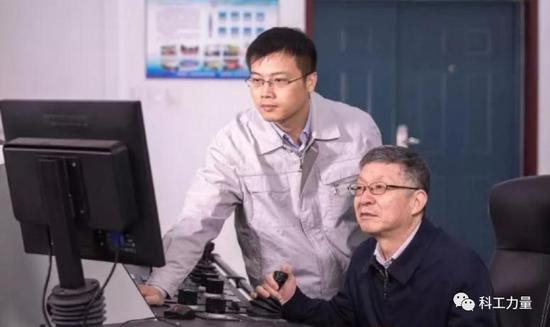 本次特等奖项目第二完成人、中交天航局总工程师顾明（右一）