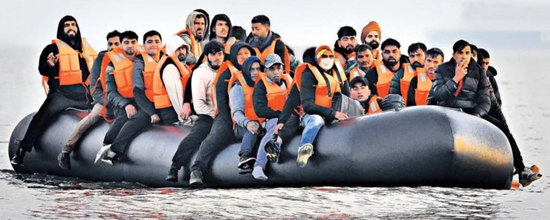  当地时间31日，非法移民乘橡皮艇偷渡英吉利海峡。图源：英媒报道配图