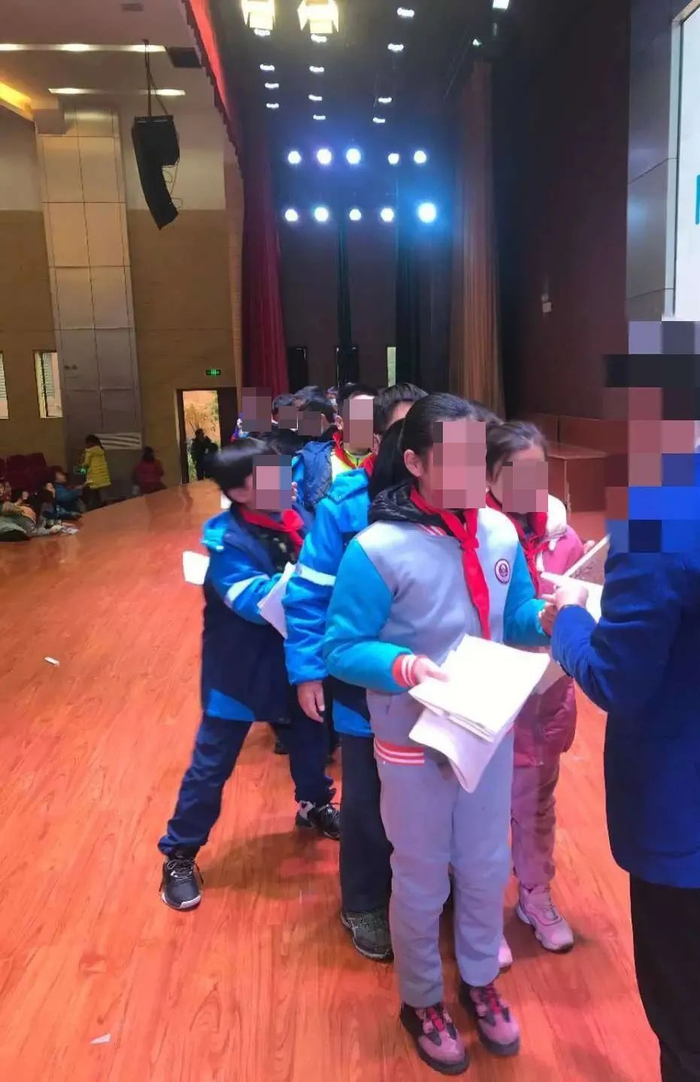 △去学校里面讲公益课，孩子排队找我签名