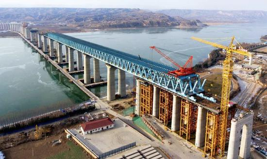 位于山西运城市平陆县与河南三门峡市之间的三门峡黄河公铁两用大桥。图/新华