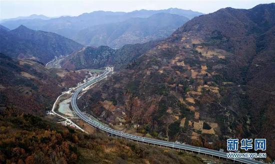图为陕西柞水至山阳的水阳高速公路，该公路全长78.8公里，实现了包茂高速、福银高速在陕南商洛地区的连接，开辟出秦岭南麓的一条横向高速大通道，对完善陕西高速公路路网结构、促进陕南区域经济发展、加快山区群众脱贫致富具有重要意义。图源：新华社|刘潇摄于2018年11月20日