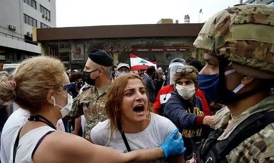  黎巴嫩爆发示威，人群高喊“我快饿死了”，警察竟回喊“我比你饿”