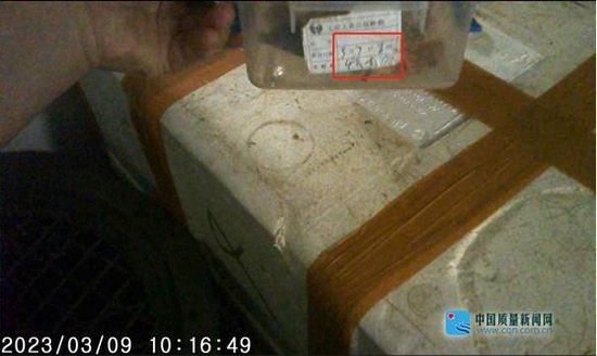 3月9日，一盒3月7日8时制作的波格力蟹放在备餐口