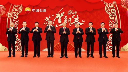1月18日，集团公司党组领导戴厚良、侯启军、段良伟、焦方正、蔡安辉、黄永章、钱朝阳、任立新、谢军，向广大石油员工、离退休老同志和员工家属拜年。 常正乐 徐远震 摄影报道