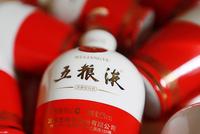 快讯：白酒股表现活跃 五粮液市值突破8000亿
