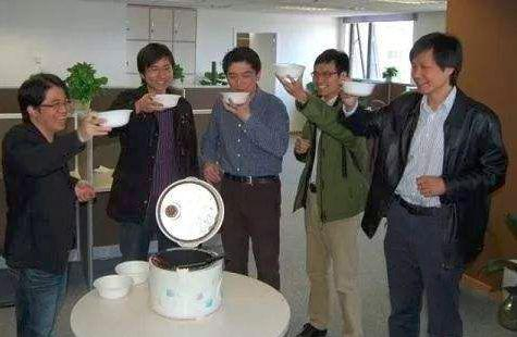  ▲“小米”创立时的照片，几位创始人“大侠”干了一碗小米粥，也是充满着江湖气息