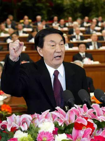 　2003年3月5日上午，第十届全国人民代表大会第一次会议在北京人民大会堂开幕。国务院总理朱镕基作政府工作报告。