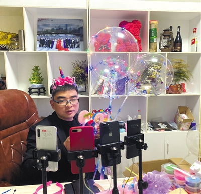 正在直播卖发光玩具的郑留平。受访者供图