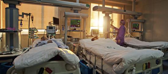 昼夜交替间，ICU病房内生命的奇迹也许时刻都在上演。图/ 视觉中国